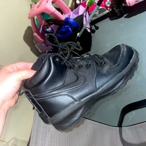 Size 6Y nike boots